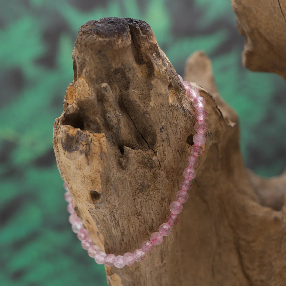 Edelstein-Armband aus 4 mm facettiertem Erdbeerquarz – harmonisiert und stärkt Liebe.