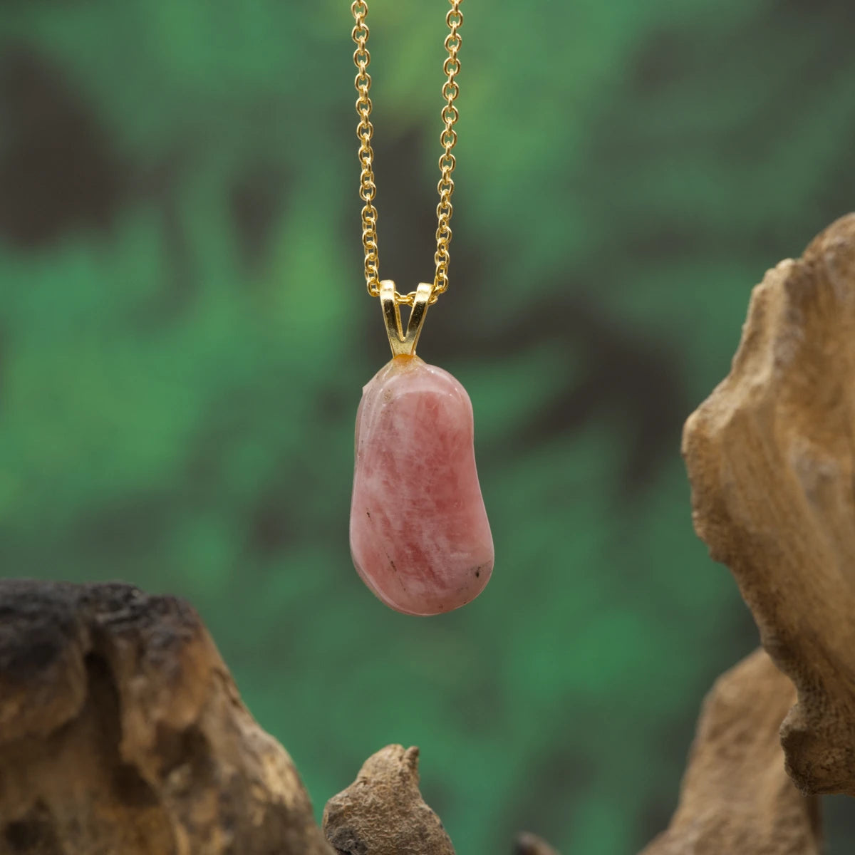 Kleiner Erdbeerquarz-Anhänger mit Gold Öse – sanfter Begleiter für Herzöffnung und seelische Ruhe.