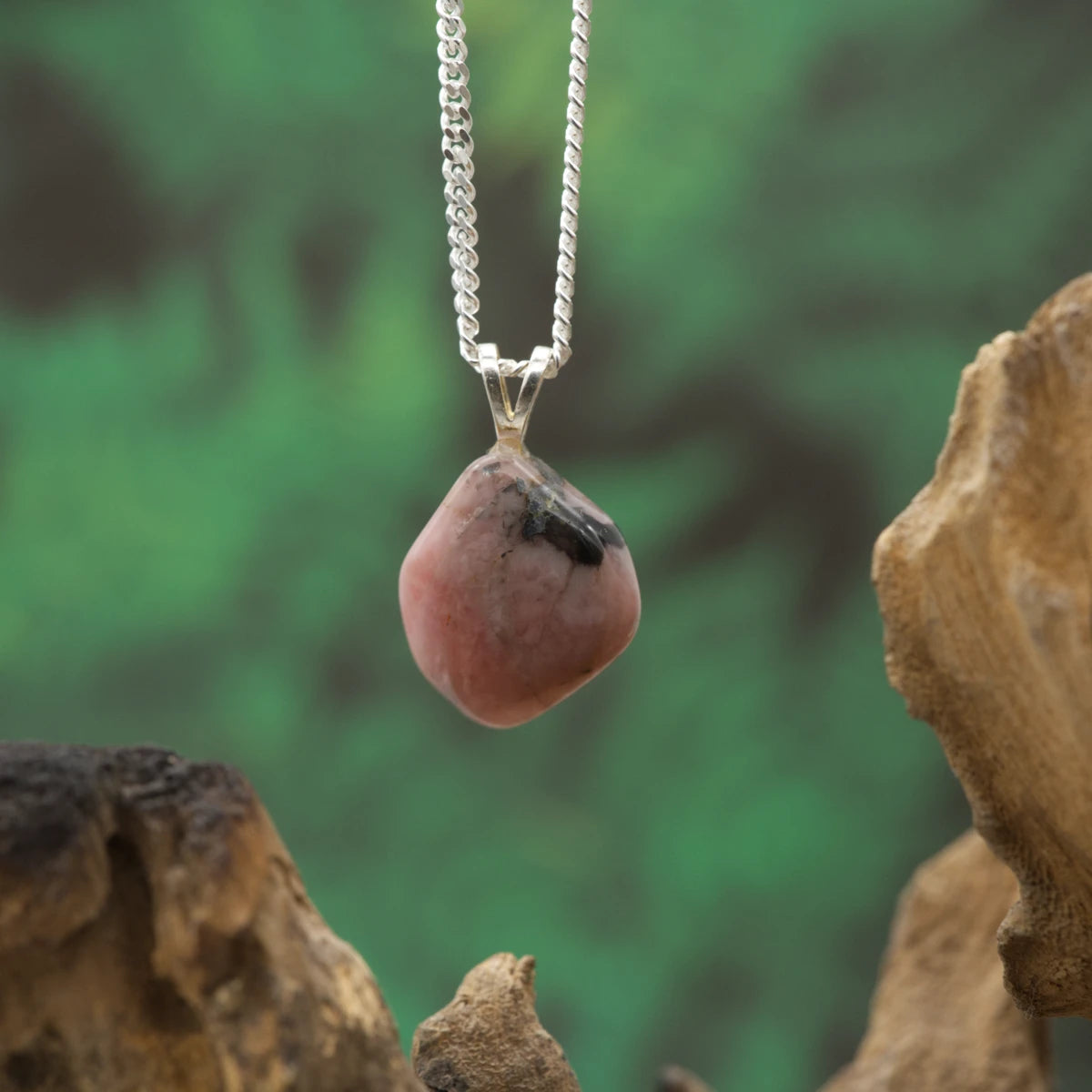 Kleiner Erdbeerquarz-Anhänger mit Silber Öse – sanfter Begleiter für Herzöffnung und seelische Ruhe.