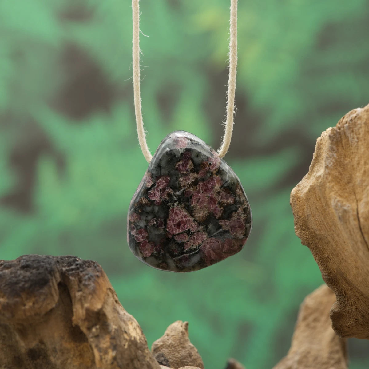 Roter Eudialyt – Lebensenergie, Herzöffnung und innere Kraft.