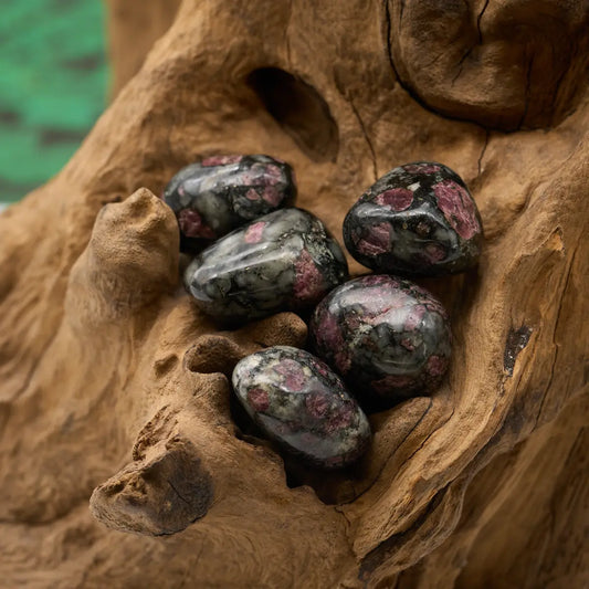 Rot-schwarz gemustert – stärkt Selbstliebe und Wandlung.