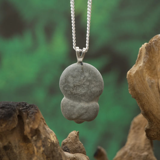 Fairy-Stone-Anhänger aus Staurolith – Symbolstein für Glück, Schutz und innere Zentrierung.