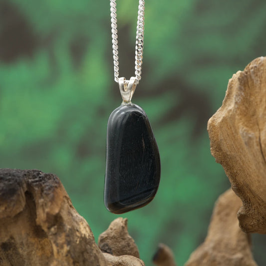 Tiefblauer Falkenauge-Anhänger – schützender Stein für Klarheit, Mut und Weitsicht.