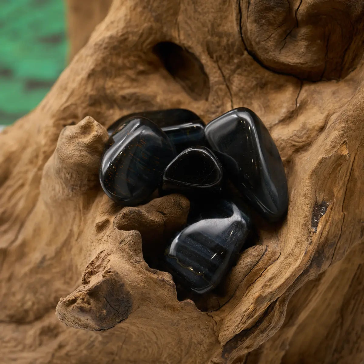 Blau-grauer Schimmer – schärft Wahrnehmung und schützt.