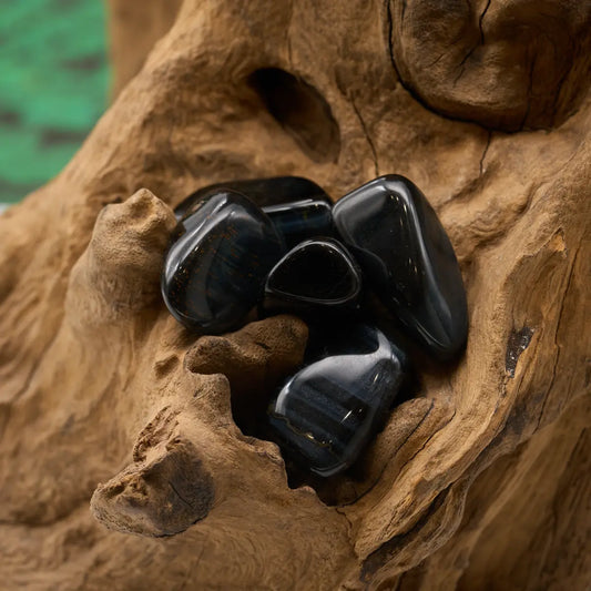 Blau-grauer Schimmer – schärft Wahrnehmung und schützt.