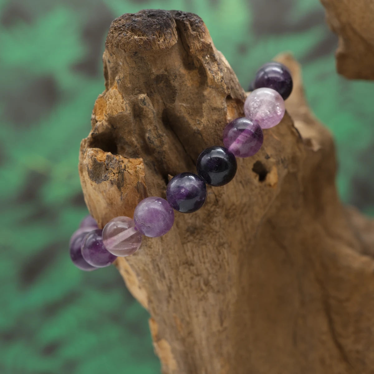 Edelstein-Armband aus 10 mm lila Fluorit-Perlen – fördert Konzentration und innere Stabilität.