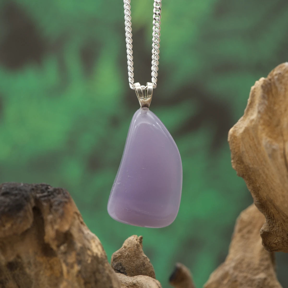 Zartvioletter Lavendelfluorit-Anhänger – unterstützt geistige Ruhe, Klarheit und Inspiration.