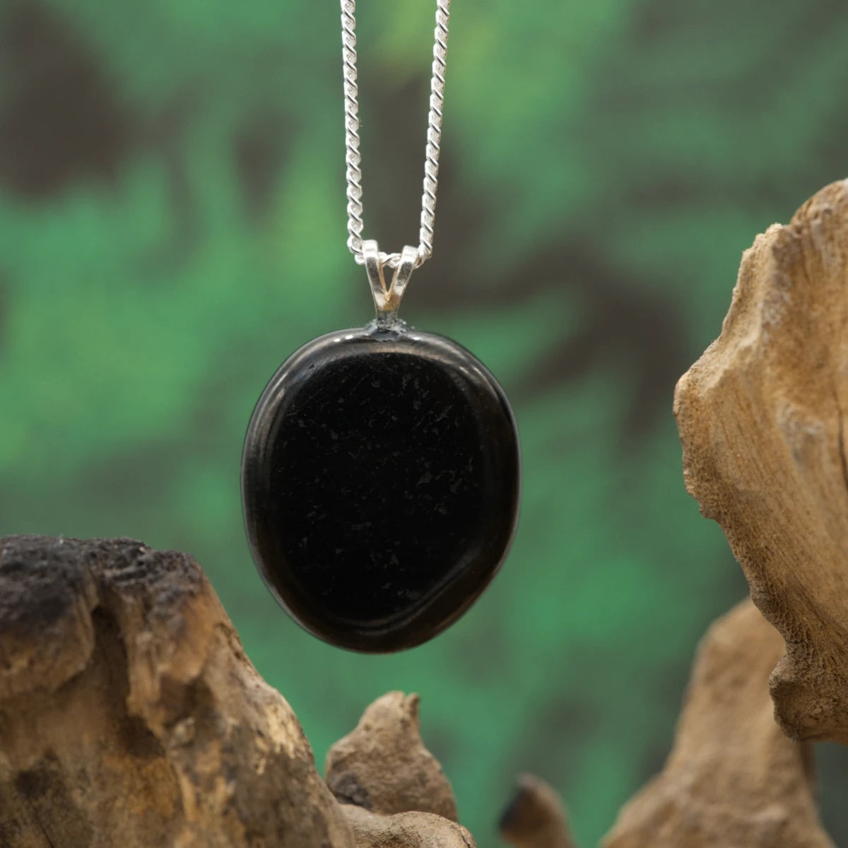 Tiefschwarzer Gagat-Anhänger – starker Schutzstein für Erdung und emotionale Stärke.