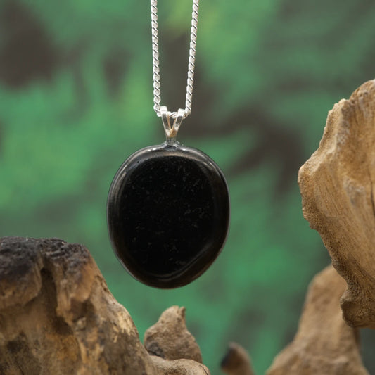 Tiefschwarzer Gagat-Anhänger – starker Schutzstein für Erdung und emotionale Stärke.