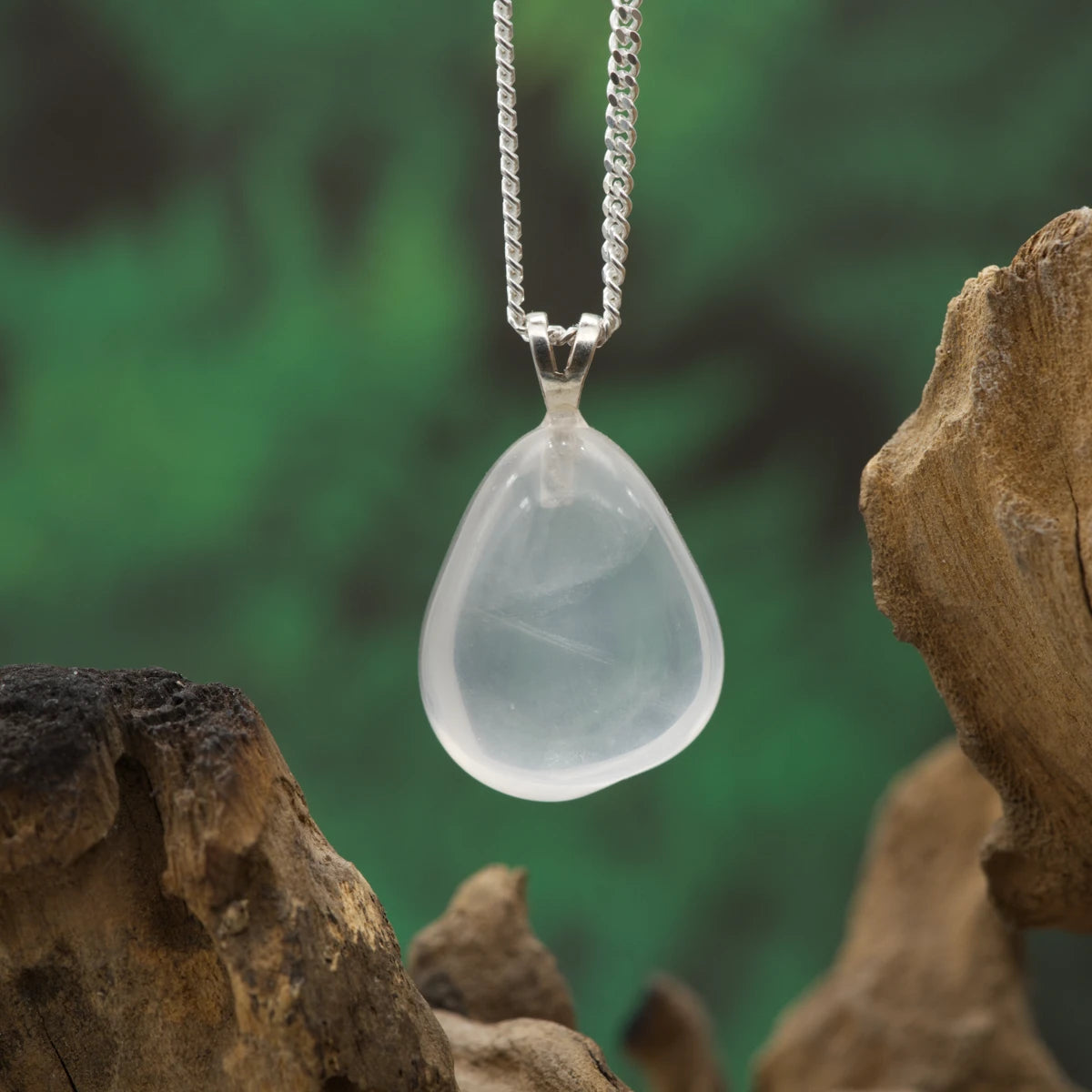 Milchig transparenter Girasolquarz-Anhänger – sanfter Stein für Klarheit und innere Ruhe.