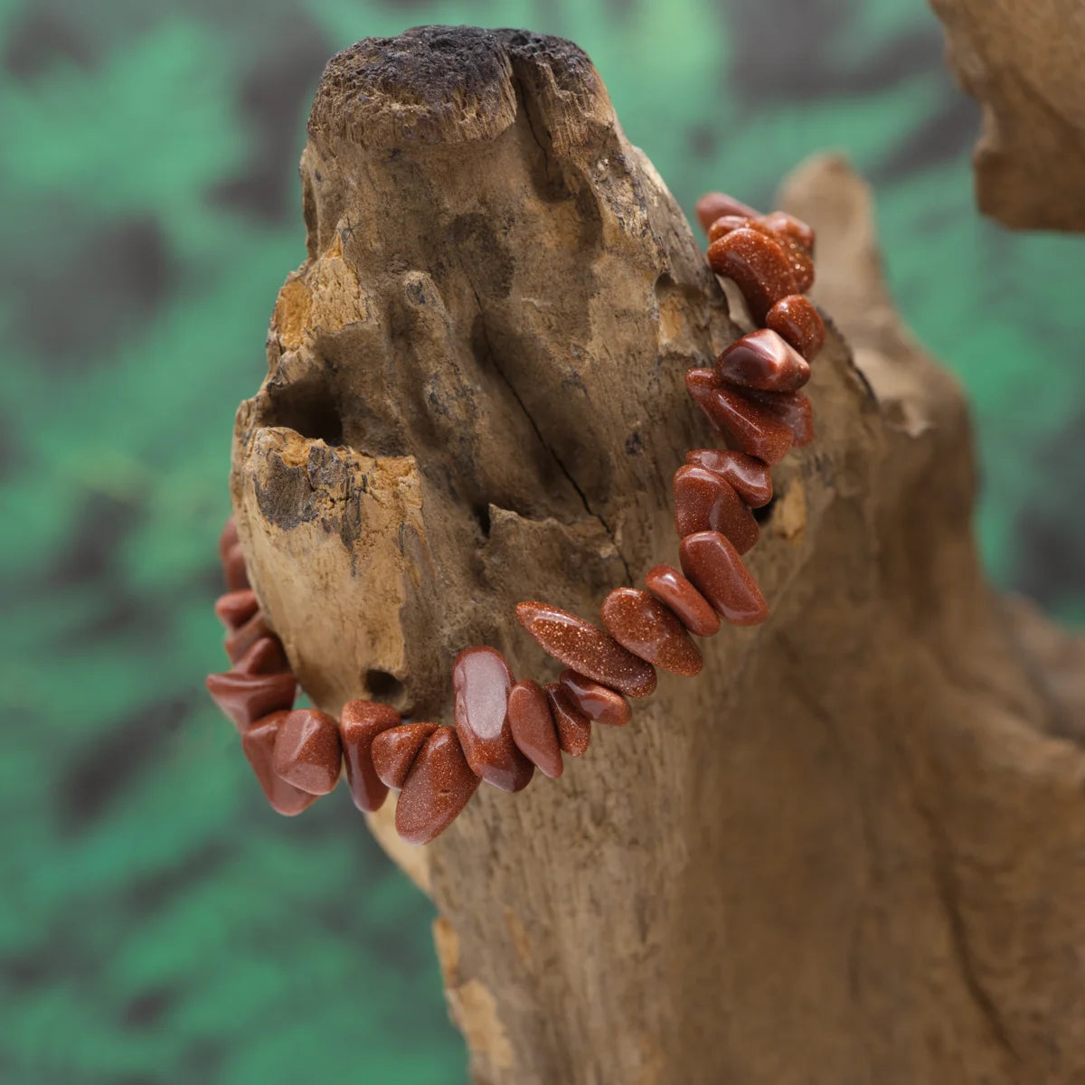 Splitterarmband aus golden funkelndem Goldfluss – symbolisiert Stärke und Zuversicht.