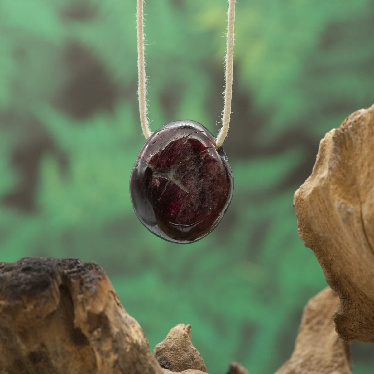 Tiefroter Granat – Leidenschaft, Mut und Lebensenergie.