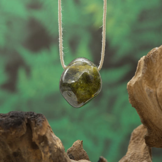 Grüner Grossular-Granat – Regeneration, Hoffnung und inneres Wachstum.