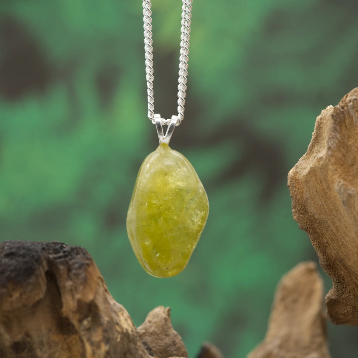 Grüner Grossular-Granat-Anhänger – aktiviert Herzenergie und stärkt Selbstvertrauen.