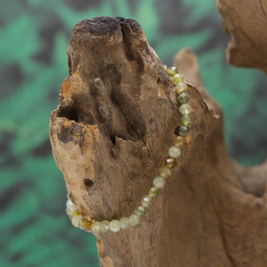 Edelstein-Armband aus 4 mm facettiertem Grossular – stärkt Herzenergie und Regeneration.