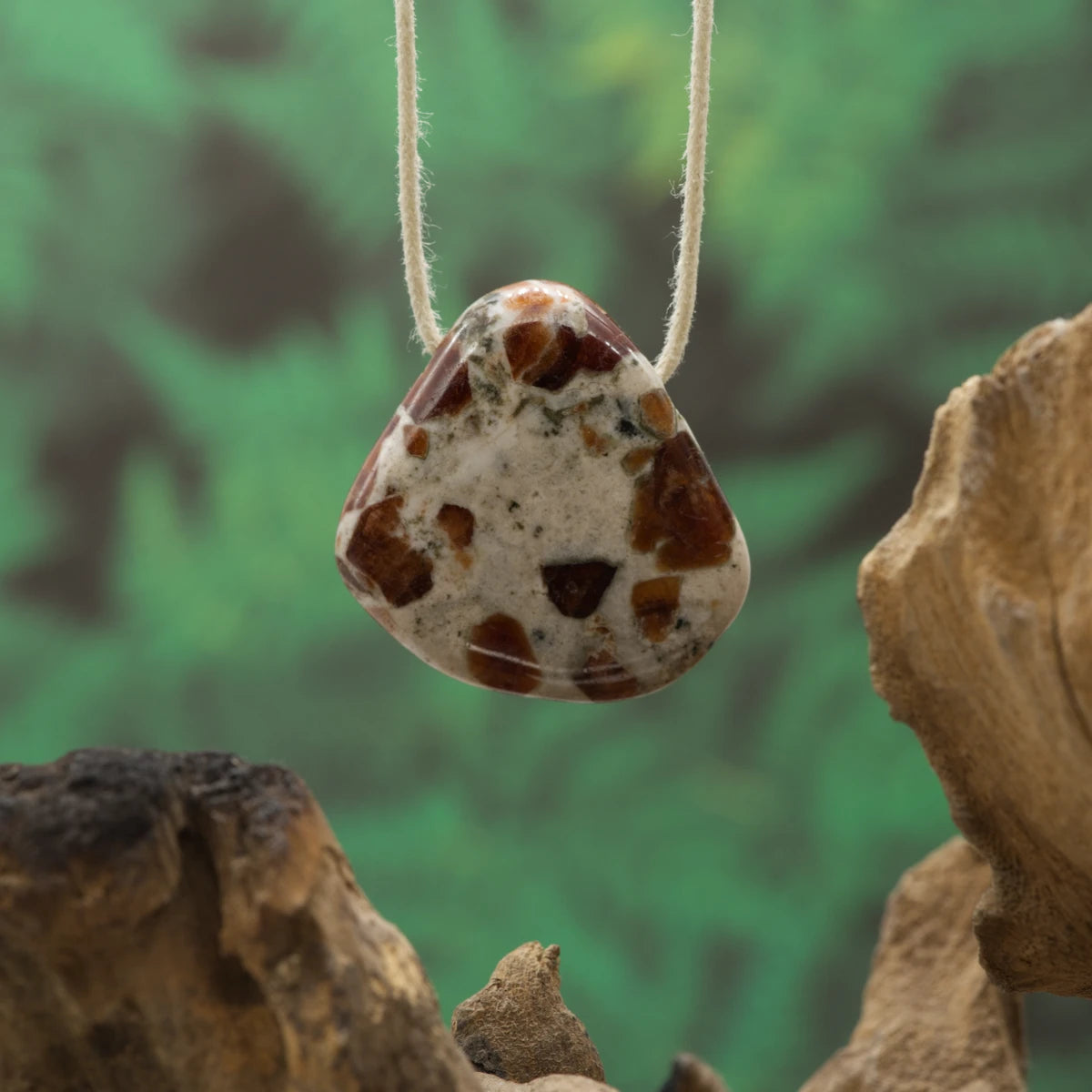 Granat mit Wollastonit – Ausgleich, Stabilität und Willenskraft.