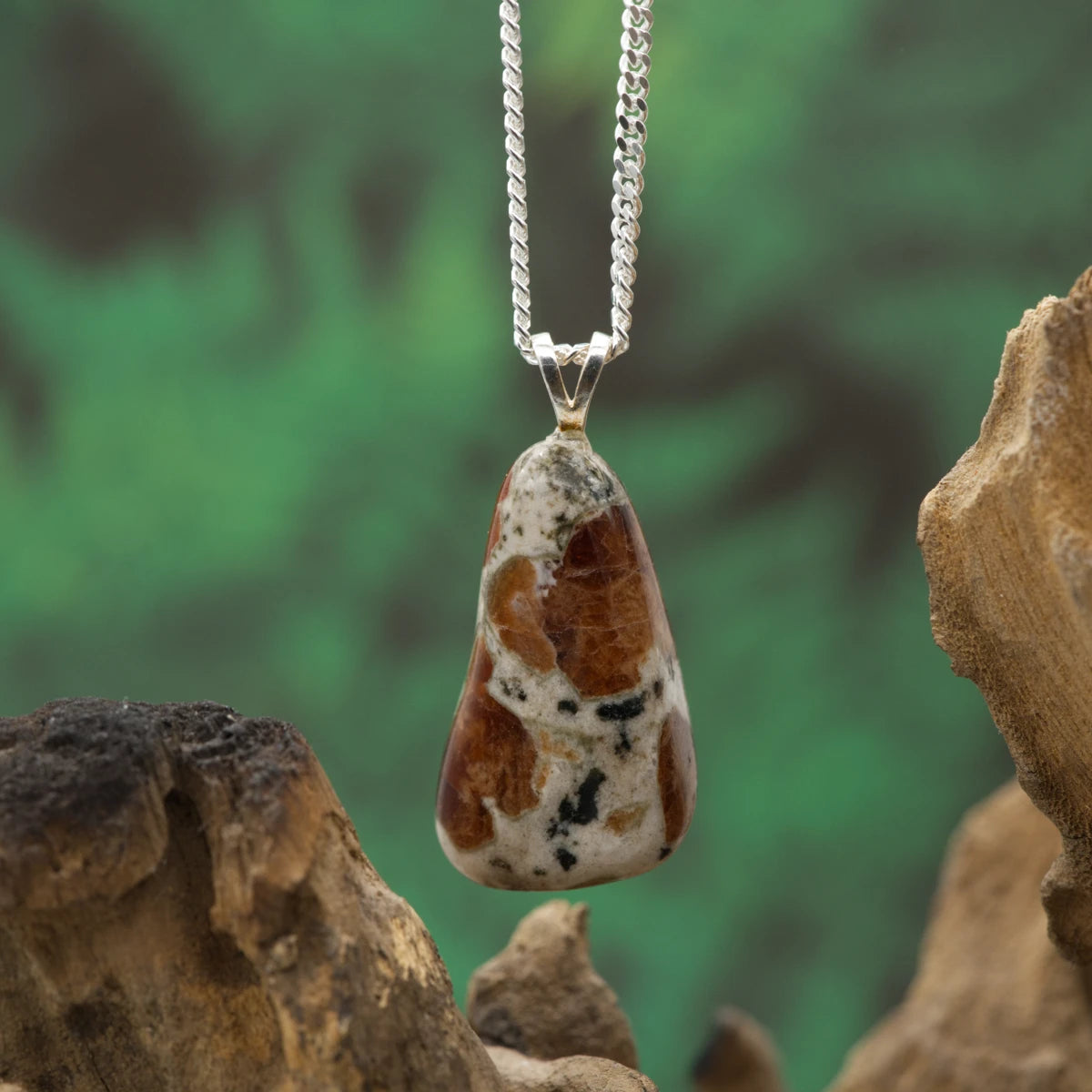 Granat im Wollastonit-Anhänger – harmonische Verbindung von Leidenschaft und Ausgleich.