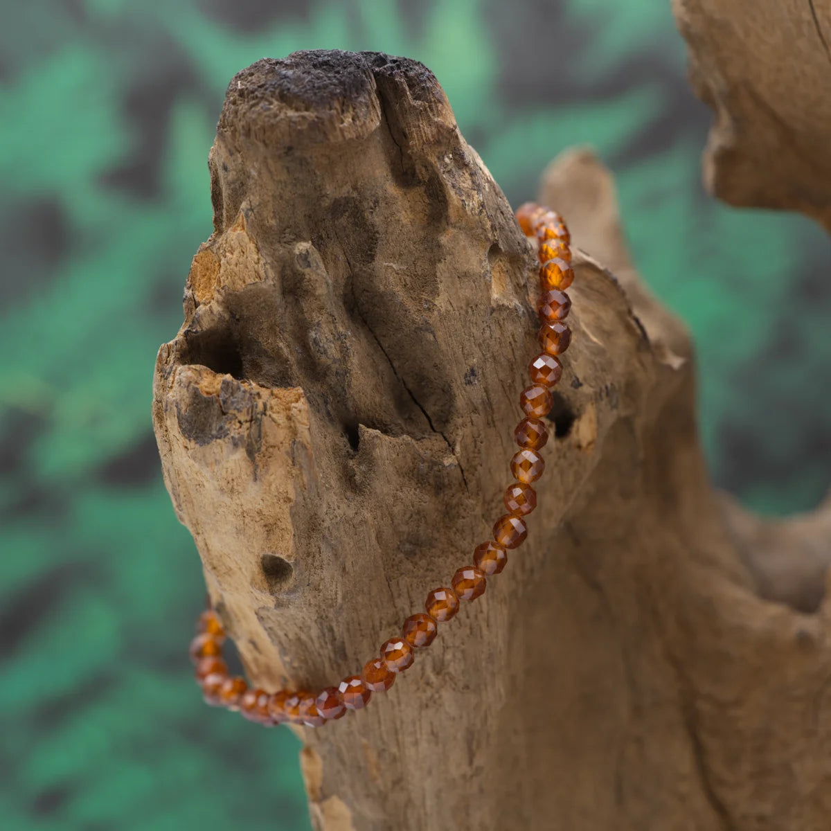 Edelstein-Armband aus 4 mm facettiertem Hessonit – wärmt und aktiviert Lebensfreude.