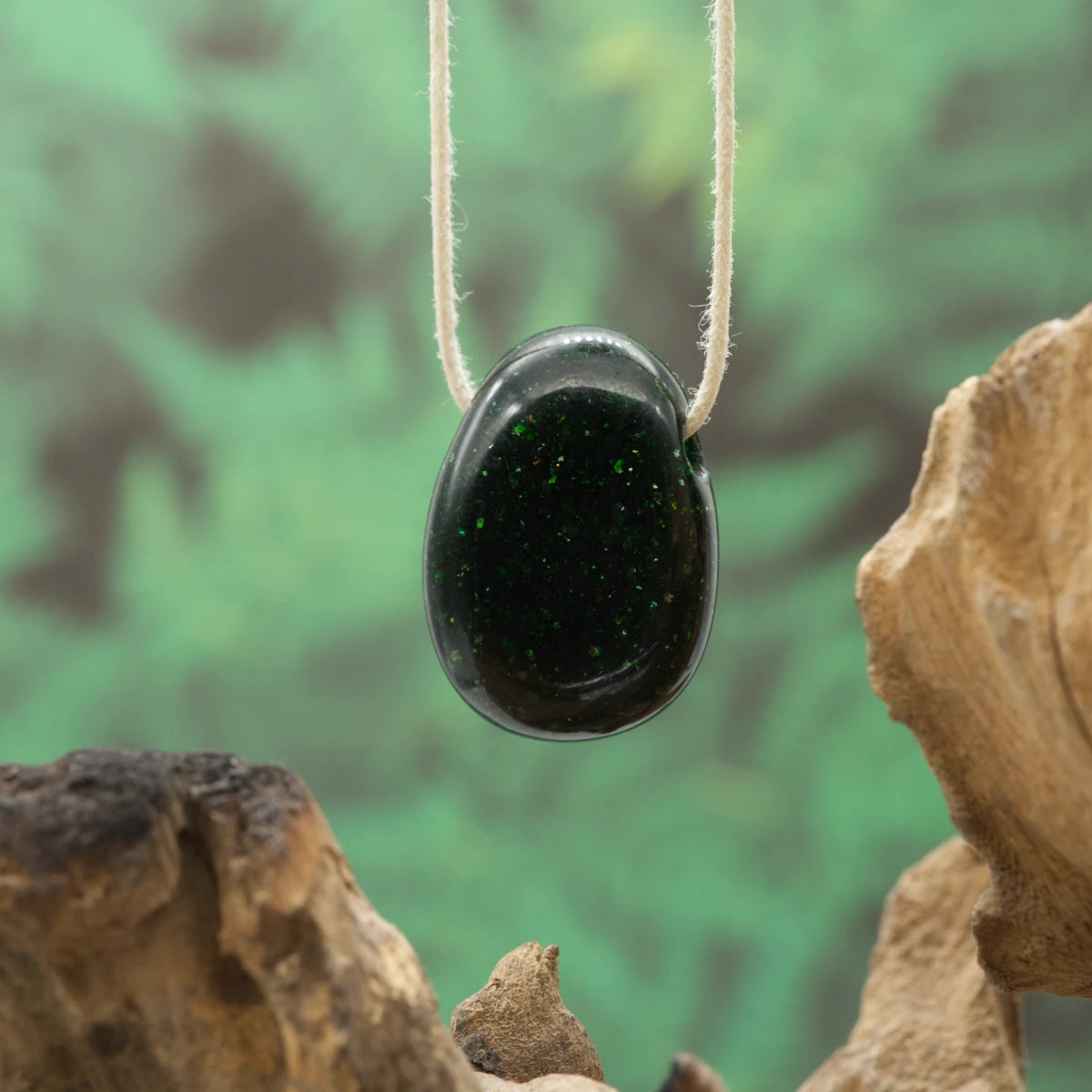 Grün schimmernder Stein – Ruhe, Harmonie und Heilung.