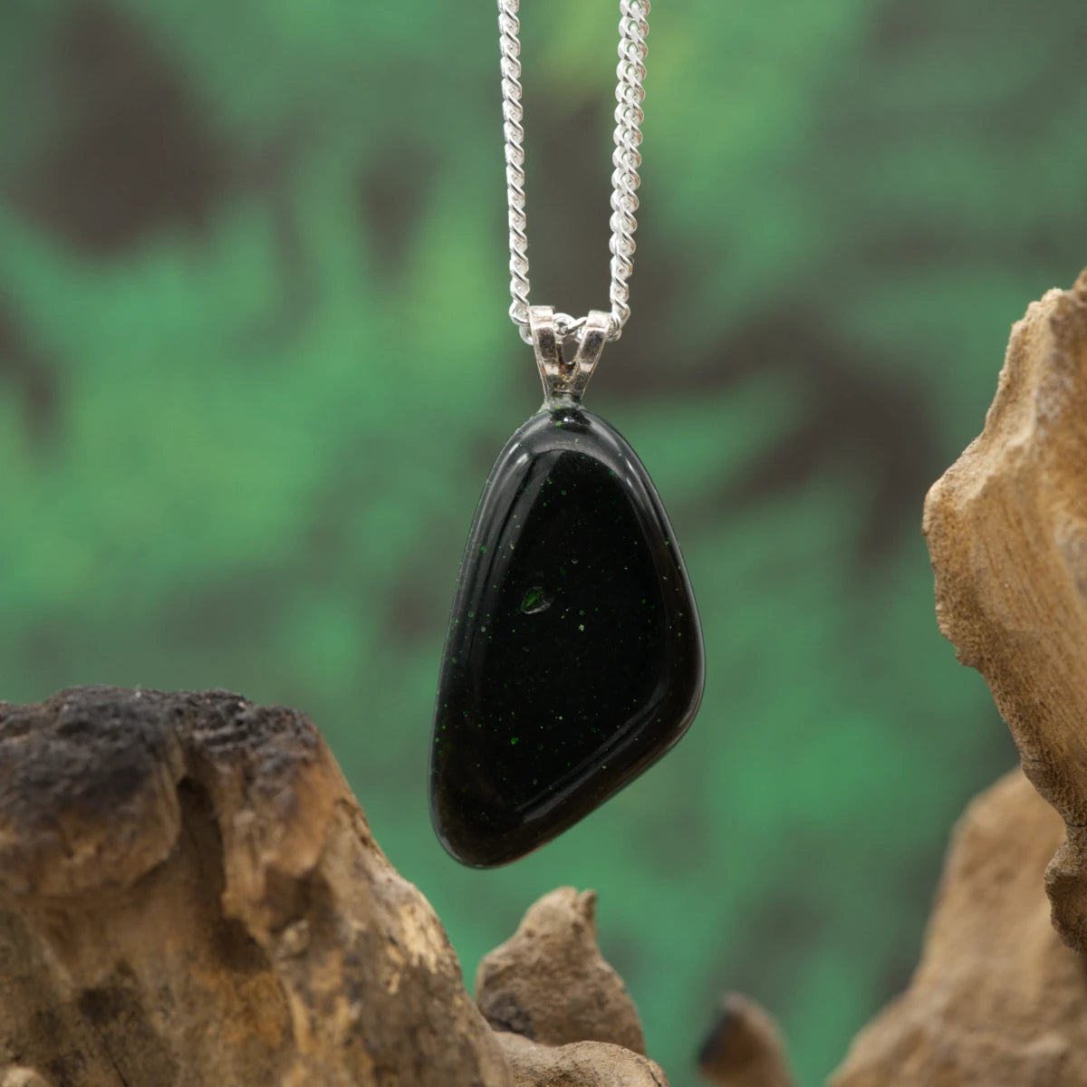 Grünfluss-Anhänger – Stein für Ausgeglichenheit, Heilung und emotionale Balance.