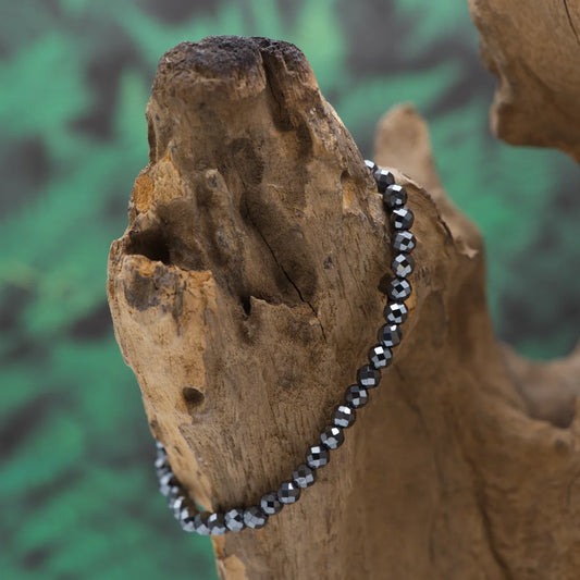 Edelstein-Armband aus 4 mm facettiertem Hämatit – erdet und stärkt Fokus.
