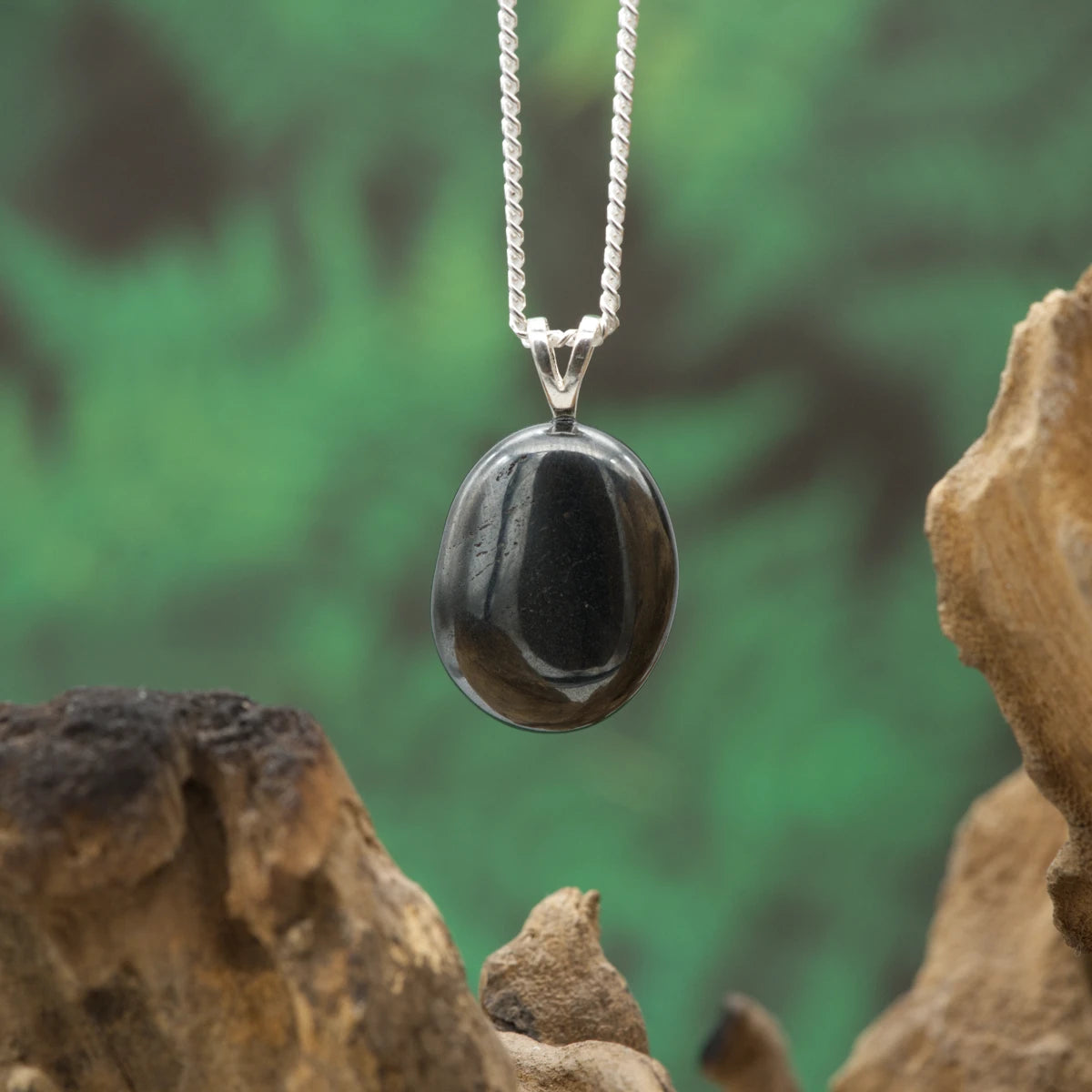 Metallisch glänzender Hämatit-Anhänger – kräftigender Stein für Erdung und Schutz.