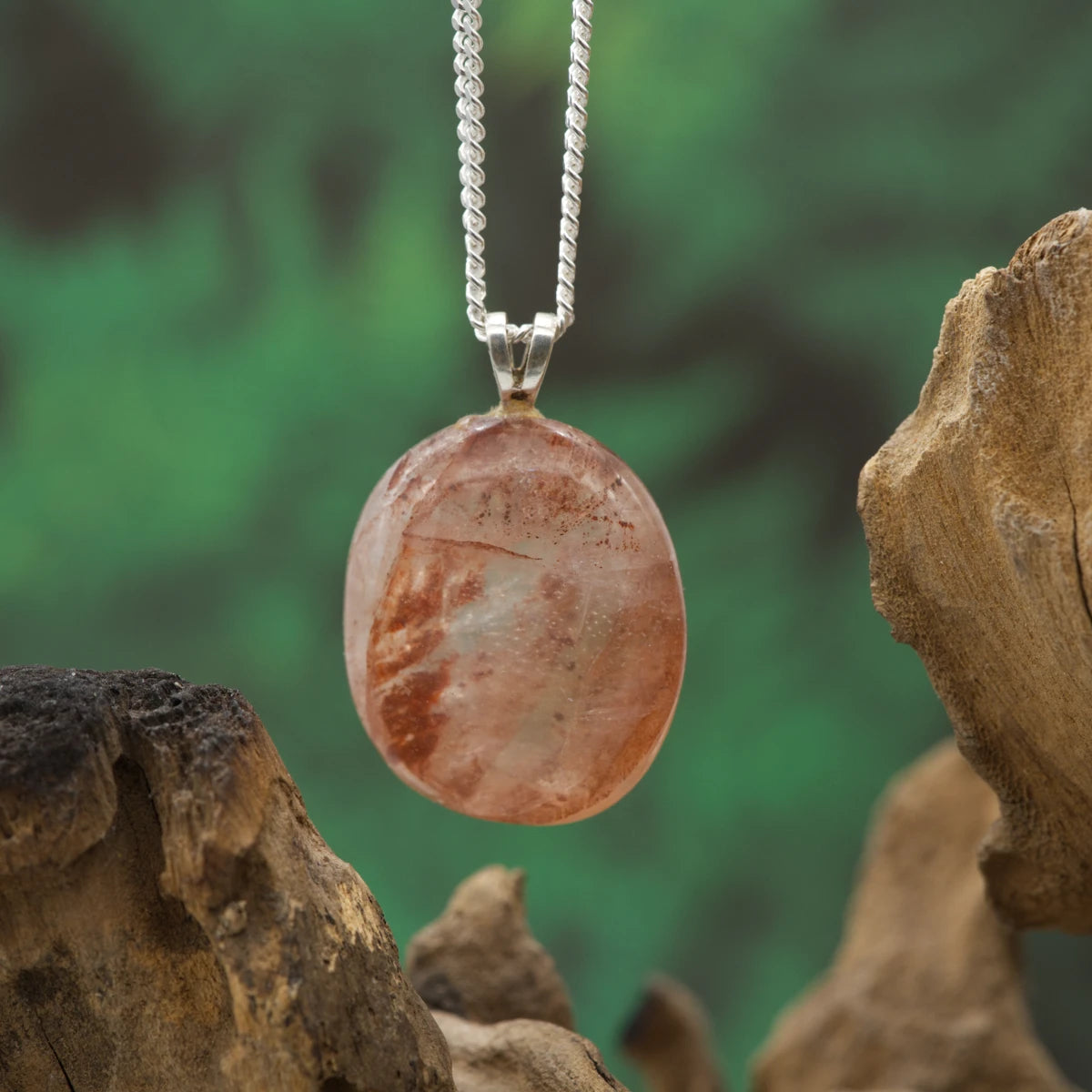 Hämatitquarz-Anhänger – kombiniert Klarheit des Quarzes mit Stärke und Stabilität.