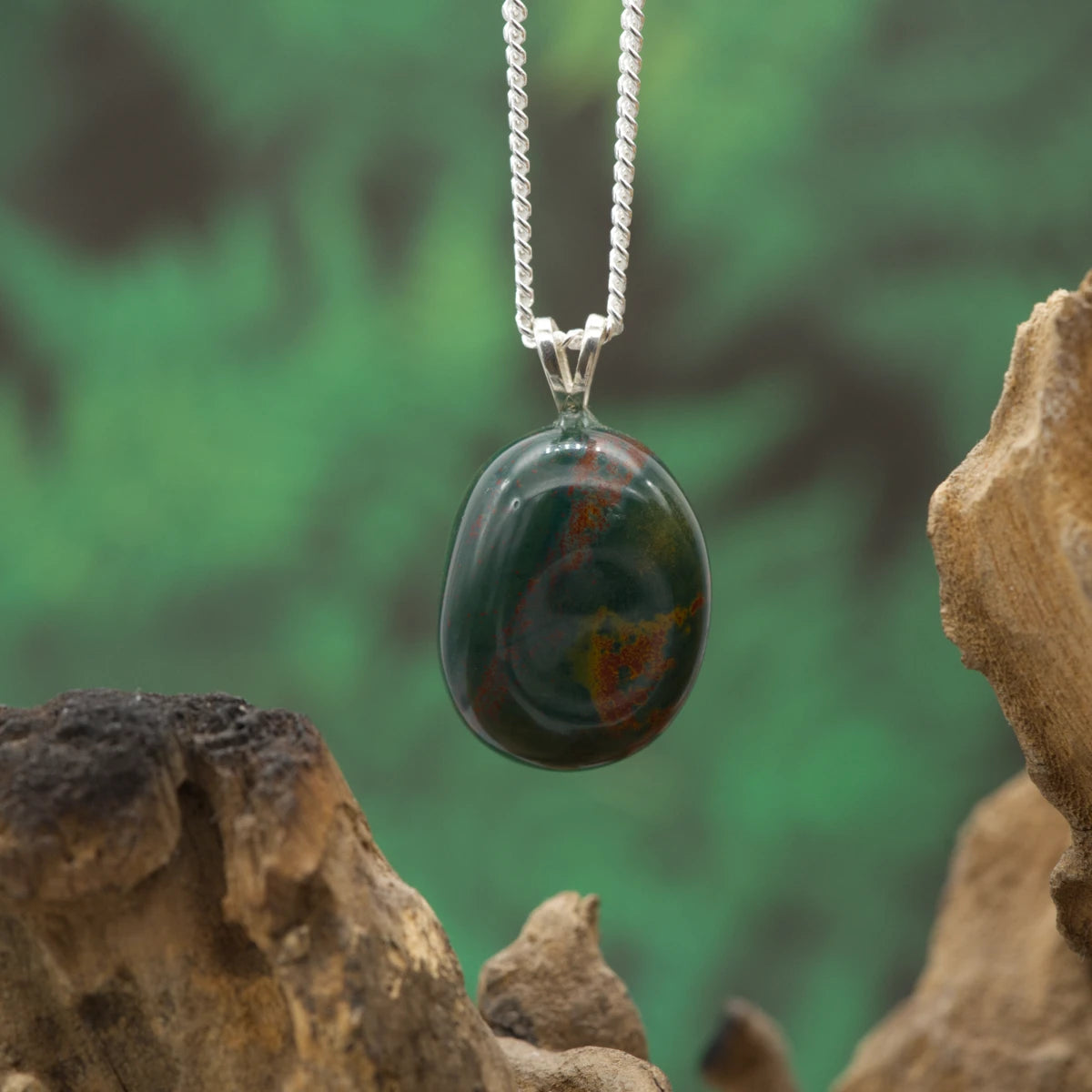 Dunkelgrüner Heliotrop-Anhänger – Schutzstein für Vitalität, Mut und Regeneration.