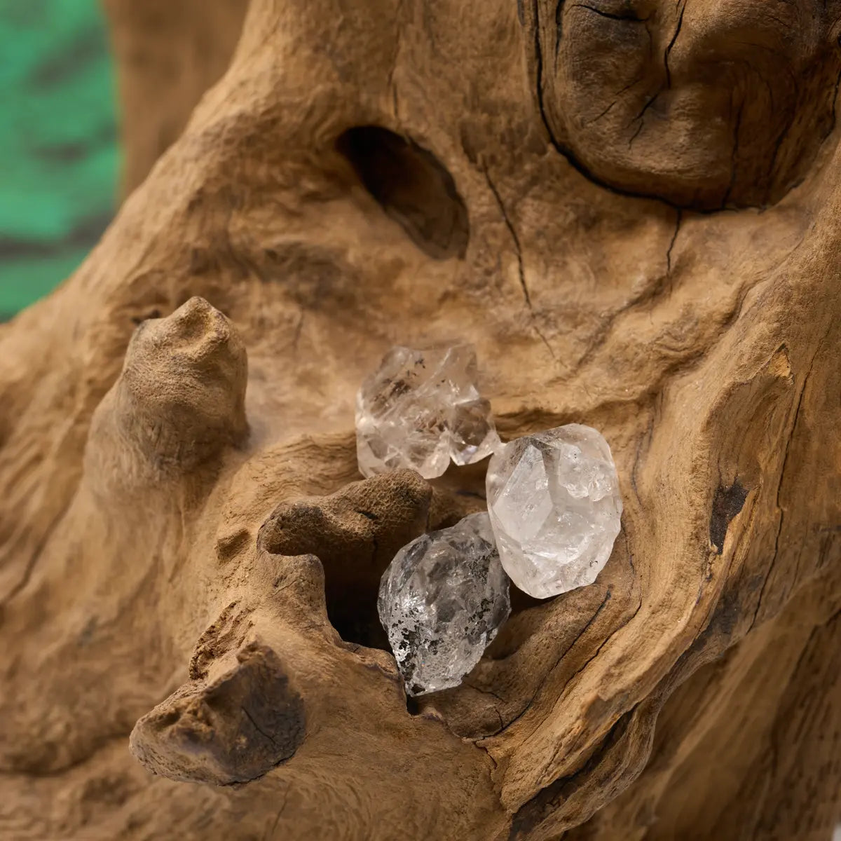 Kristallklar, diamantartig – klärt Bewusstsein und Energie.