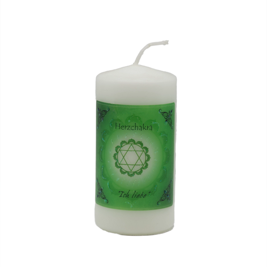 Grüne Energiekerze für das Herzchakra – handgefertigt mit Edelsteinessenz zur Öffnung von Liebe, Mitgefühl und emotionaler Heilung.