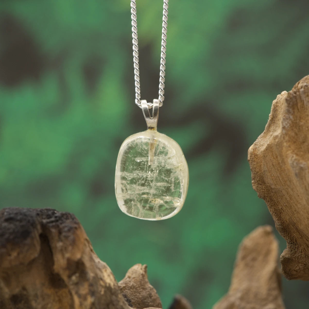 Selten grüner Hiddenit-Anhänger in 1A-Qualität – stärkt Herzenergie und Mitgefühl.