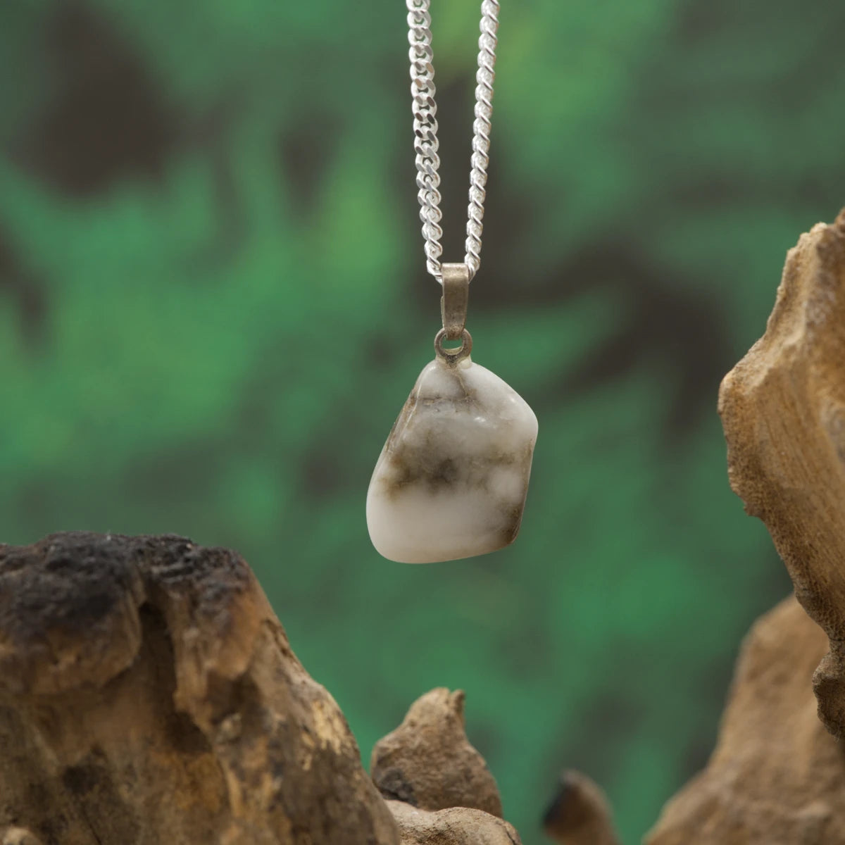 Weißer Howlith-Anhänger – beruhigender Edelstein für Gelassenheit und emotionale Klarheit.