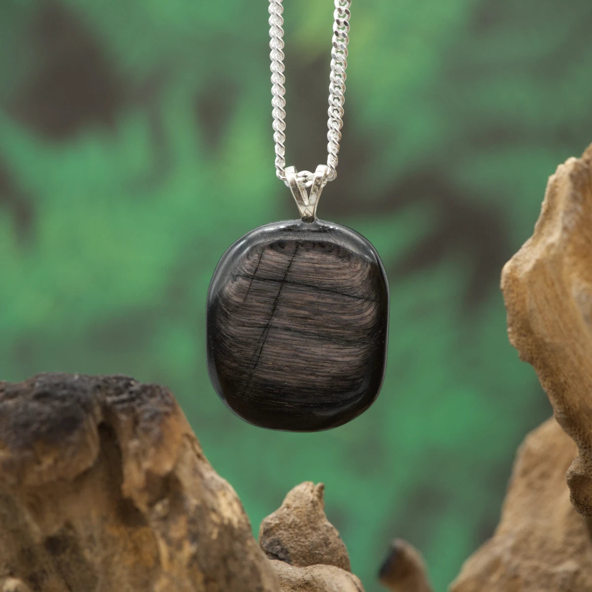 Schwarz schimmernder Hypersthen-Anhänger – Stein der Selbstreflexion und inneren Stärke.