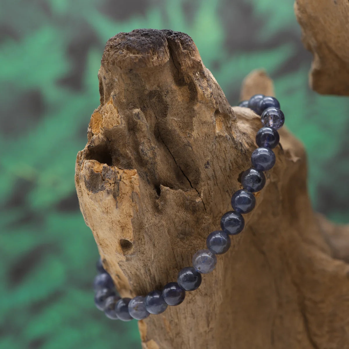 Edelstein-Armband aus 6 mm Iolith – vertieft Intuition und Fokus.