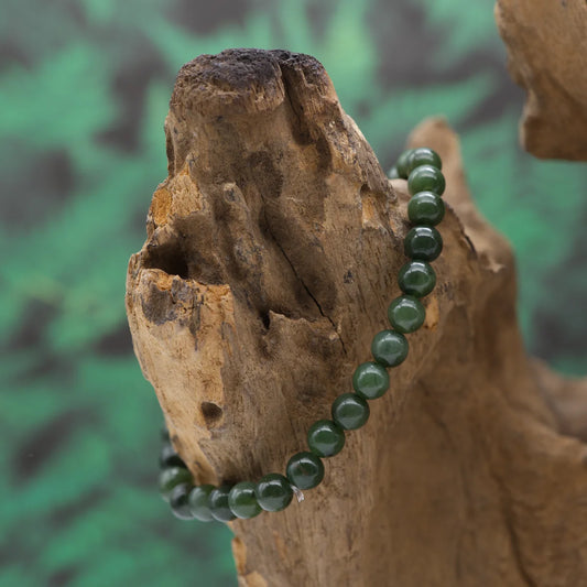 Edelstein-Armband aus 6 mm Nephrit – bringt Harmonie und Schutz.