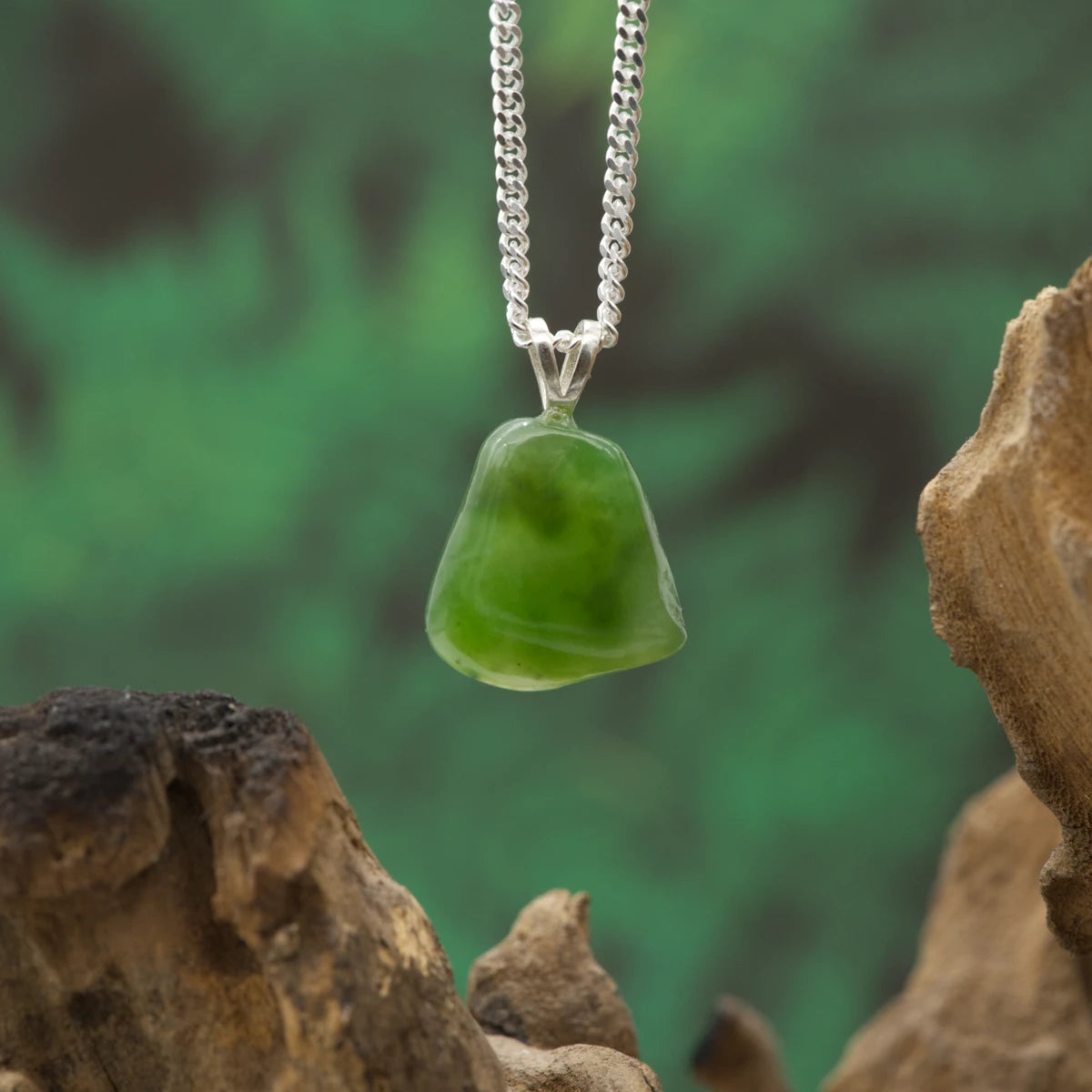 Grüner Nephritjade-Anhänger – traditioneller Glücksstein für Harmonie und Schutz.