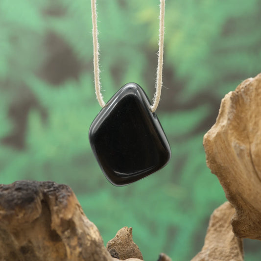 Schwarzer Jadeit – Schutz, Stabilität und Selbstbeherrschung.