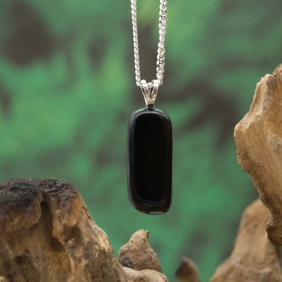 Tiefschwarzer Jadeit-Anhänger – Schutzstein für Stabilität und spirituelle Balance.