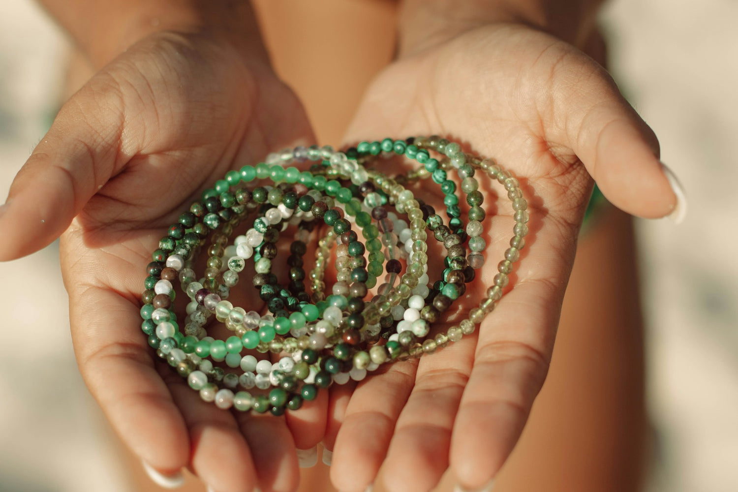 Mehrere Jade Armbänder in der Handfläche, die die natürliche Schönheit und die harmonische Energie von Jade Schmuck betonen