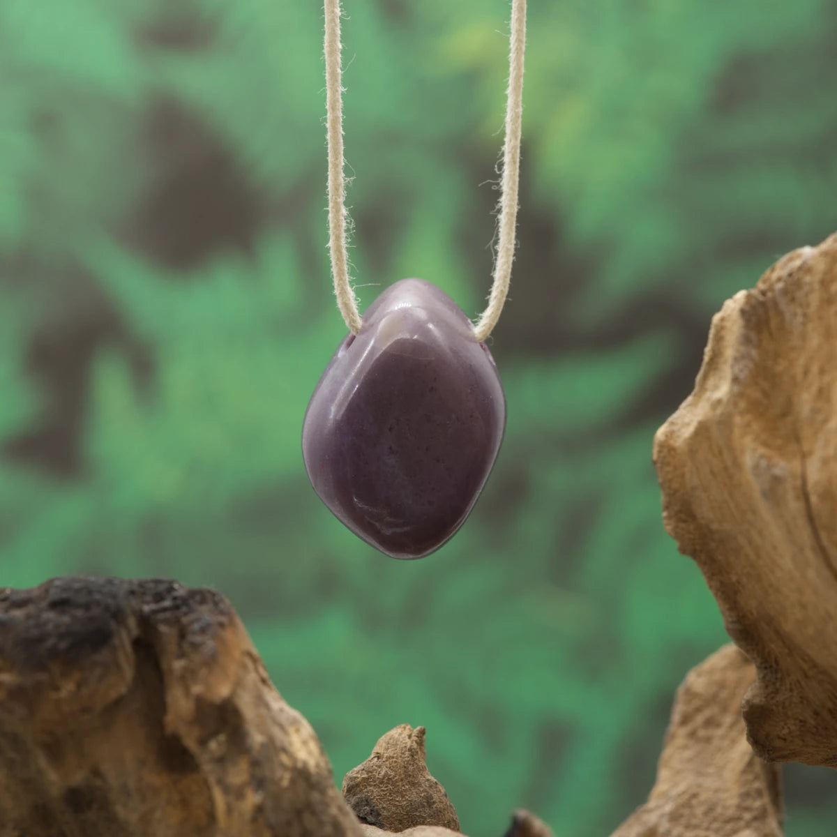 Zartvioletter Jadeit – Spiritualität, Frieden und emotionale Heilung.