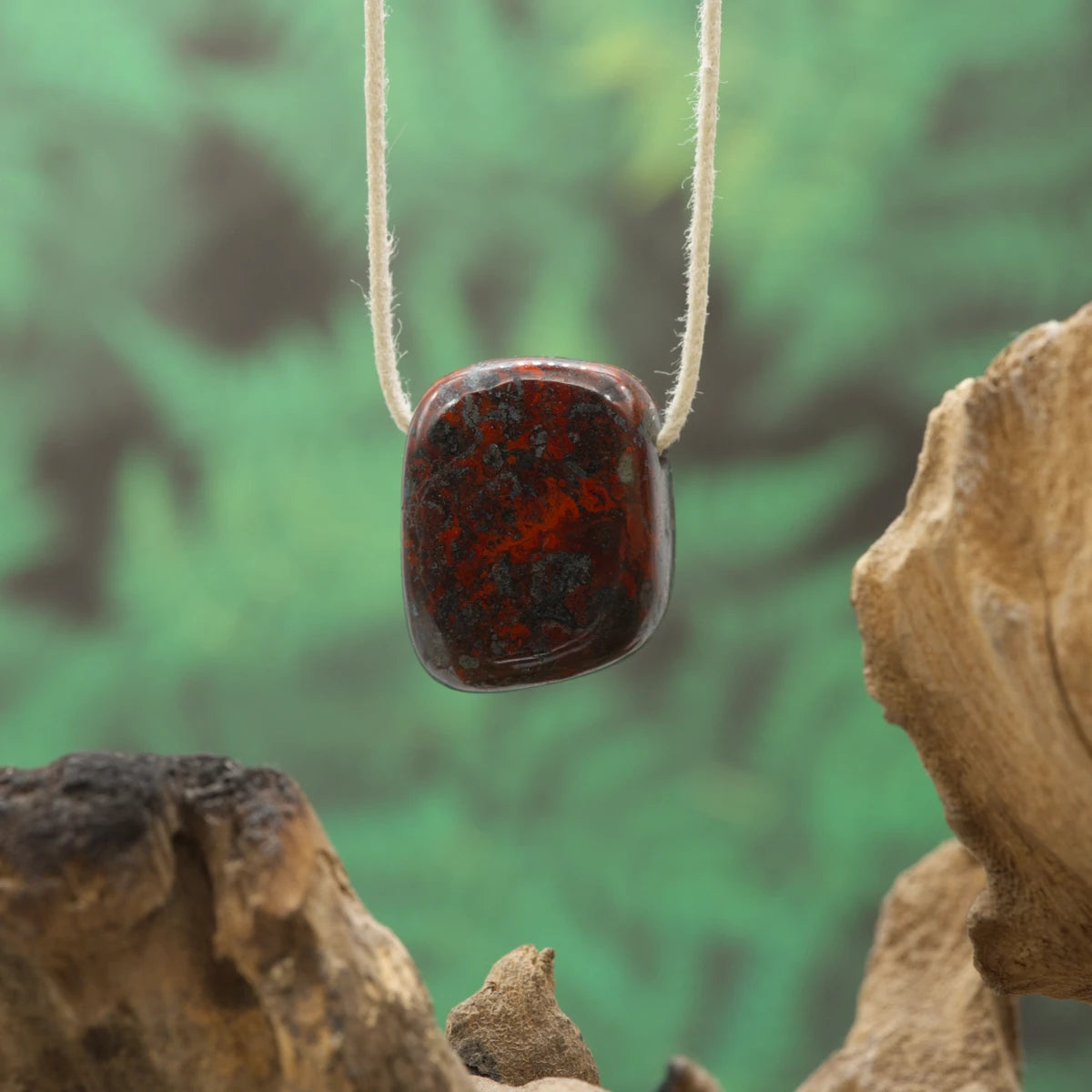 Roter Blutstein-Jaspis – Vitalität, Mut und Willenskraft.