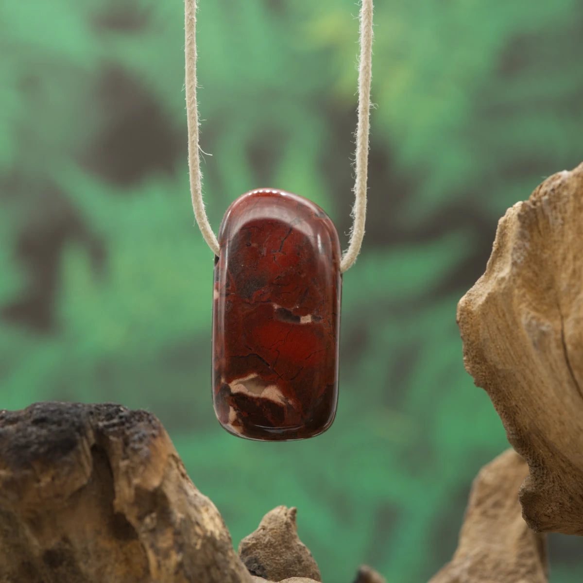 Gemusterter Brekzienjaspis – Stärke, Erdung und emotionale Balance.