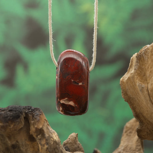 Gemusterter Brekzienjaspis – Stärke, Erdung und emotionale Balance.