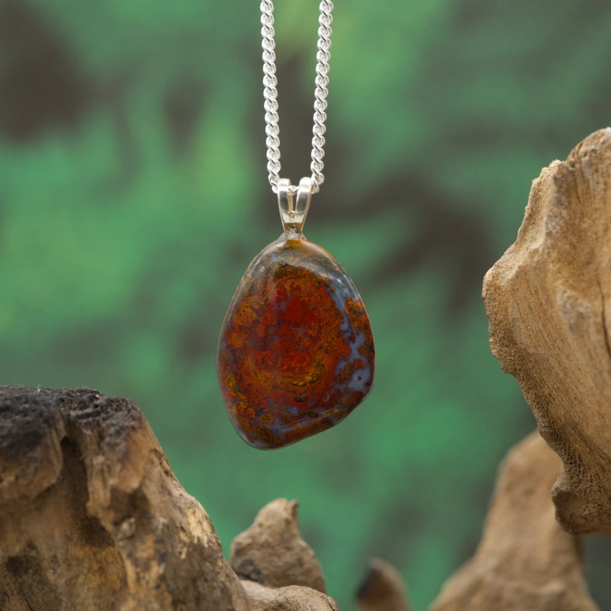 Universit-Anhänger aus Jaspis und Chalcedon – harmonisiert Geist und Emotionen.