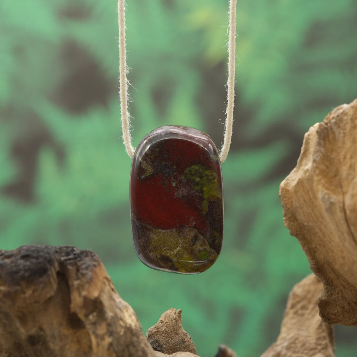 Grün-roter Drachenblutjaspis – Mut, Transformation und Lebensenergie.