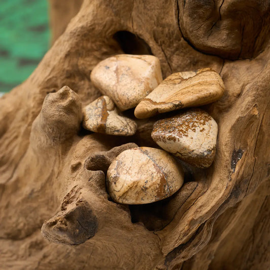 Sandfarben gemustert – schenkt Ruhe und Erdverbundenheit.