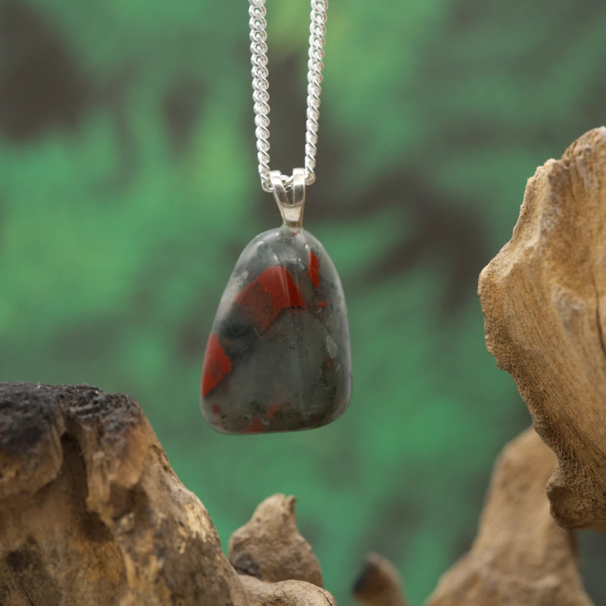 Vulkanjaspis-Anhänger – energetischer Stein für Mut, Widerstandskraft und Stärke.