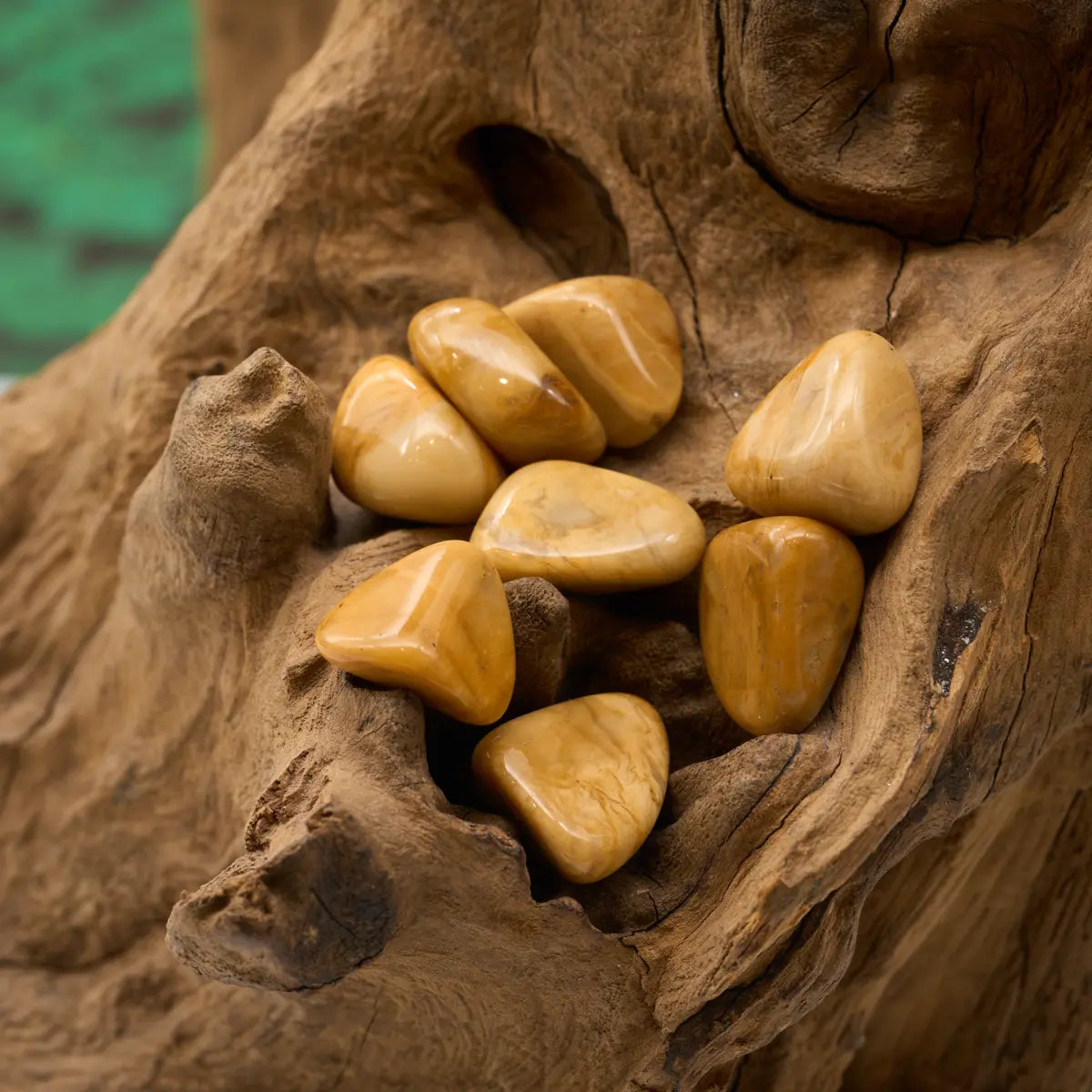 Gelb-beiger Jaspis-Trommelstein – stärkt Optimismus und Selbstvertrauen.