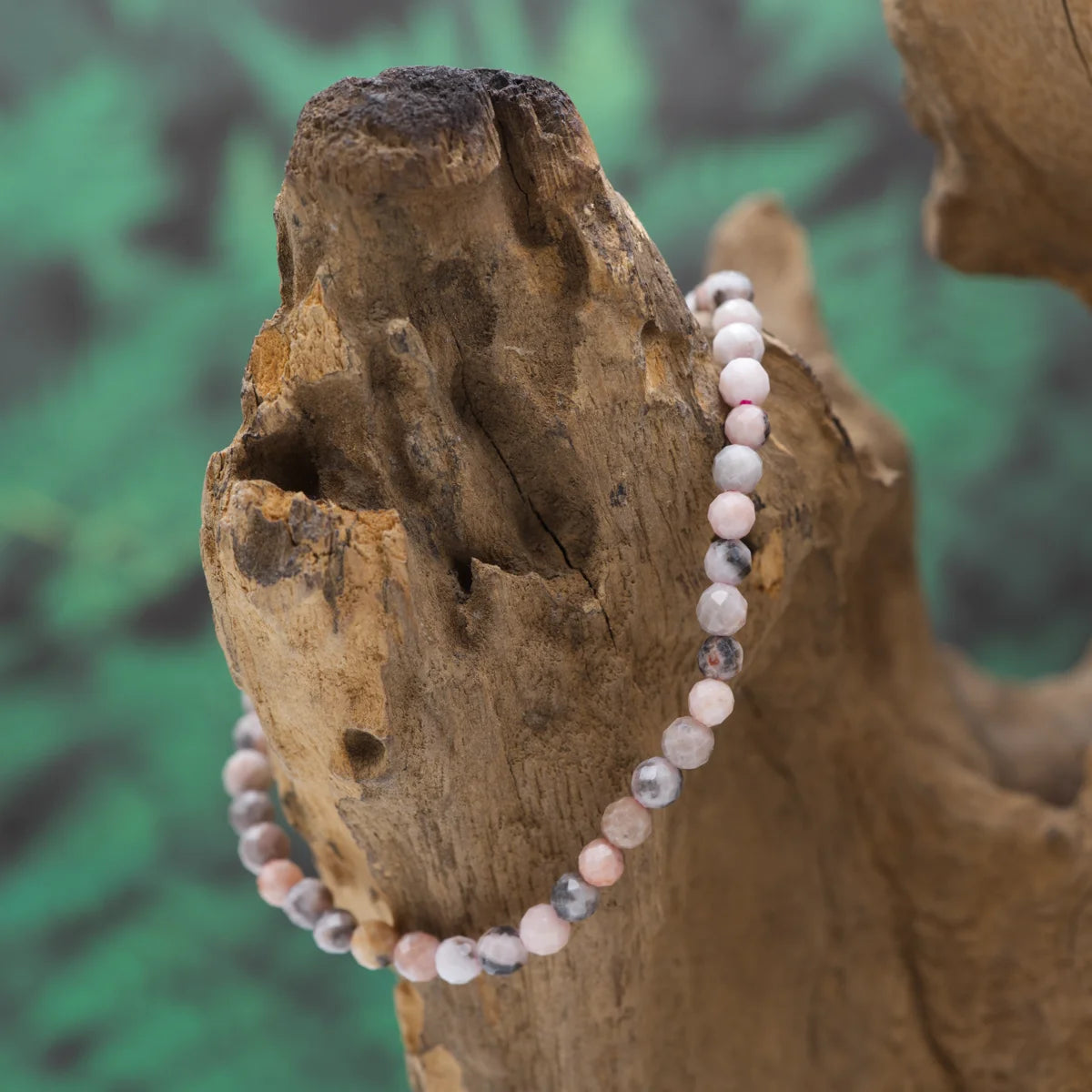 Edelstein-Armband aus 4 mm facettiertem pinkem Jaspis – belebt und harmonisiert.