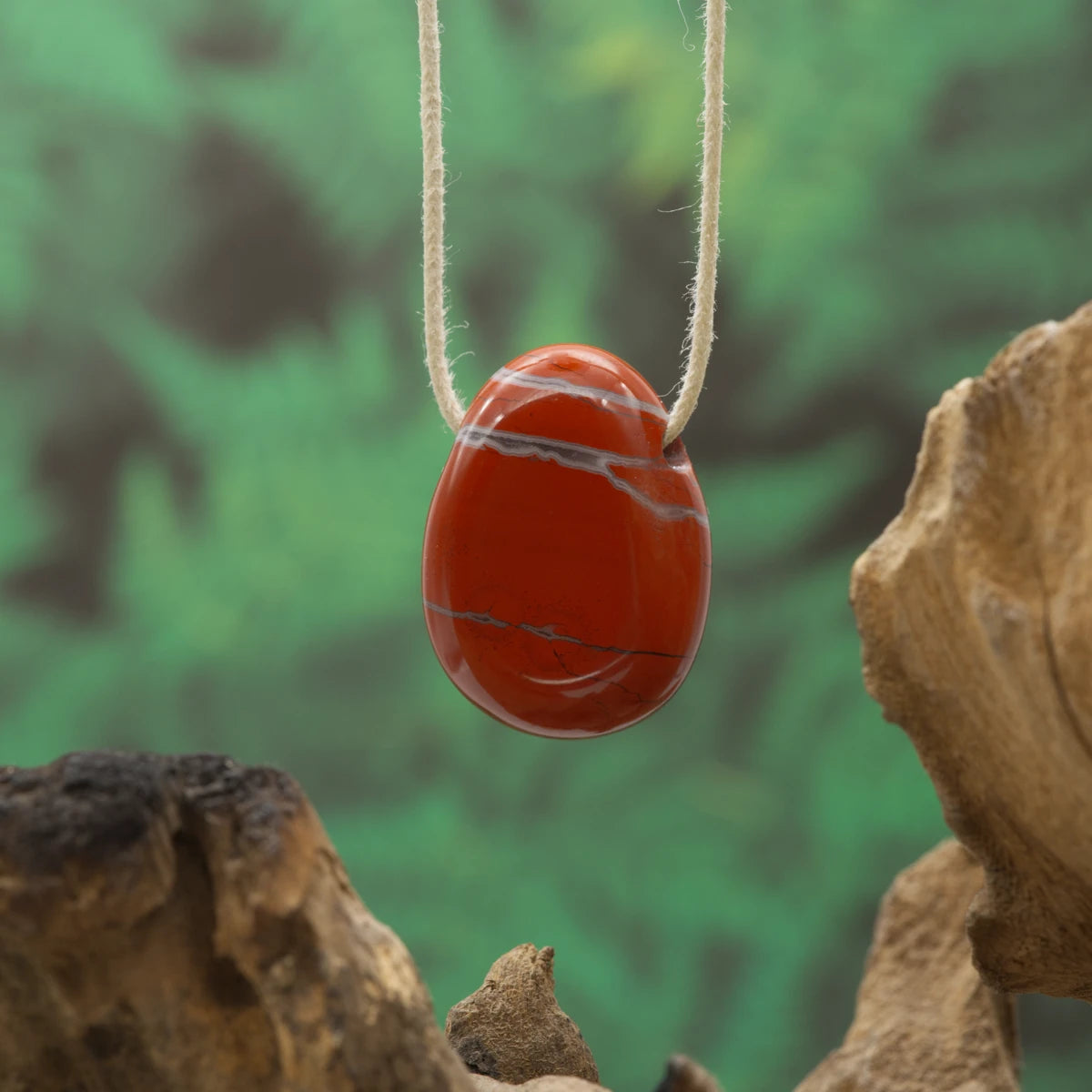 Roter Jaspis – Durchhaltevermögen, Mut und Erdung.